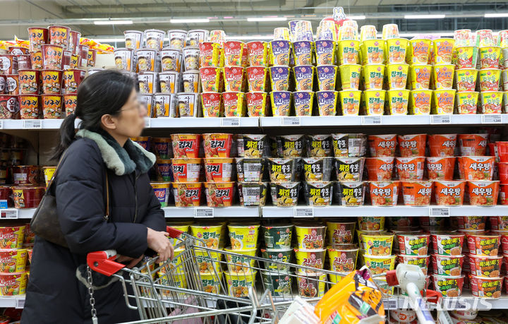 [서울=뉴시스] 서울 시내 한 대형마트 라면 매대의 모습. photo@newsis.com
