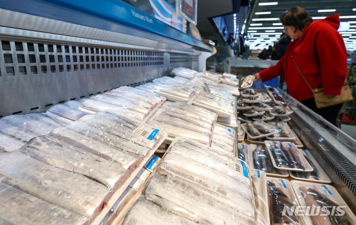 [서울=뉴시스] 황준선 기자 = 24일 서울 시내 한 대형마트에서 생선 매대에서 소비자들이 상품을 살펴보고 있다. 한국물가협회에 따르면 11월 넷째주 갈치 가격이 풍랑 영향 등으로 조업량이 줄어들며 전국 평균 4.3% 올랐다. 2023.11.24. hwang@newsis.com