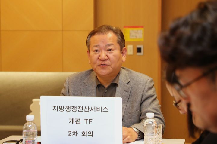 [서울=뉴시스] 김금보 기자 = 이상민 행정안전부 장관이 24일 오후 '지방행정전산서비스 개편 TF 2차 회의'를 주재하고 있다. (사진=행정안전부 제공) 2023.11.24. photo@newsis.com *재판매 및 DB 금지