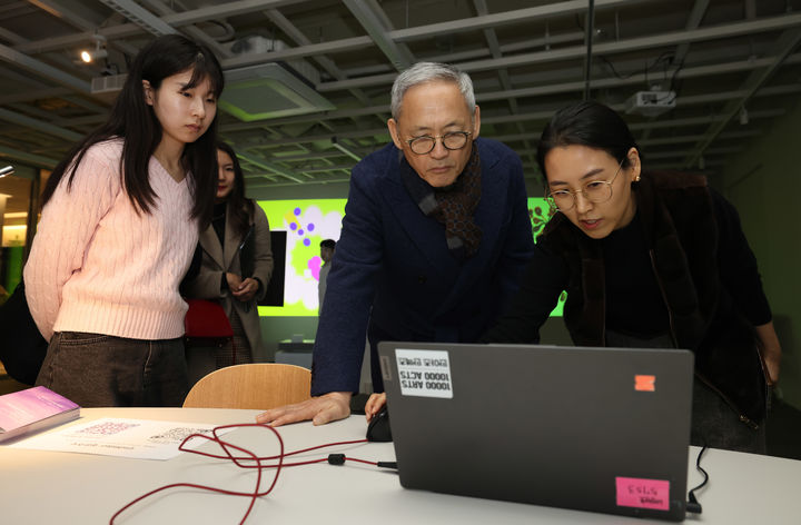 [서울=뉴시스] 김금보 기자 = 유인촌 문화체육관광부 장관이 24일 서울 종로구 아트코리아랩을 방문해 시설을 둘러보고 있다. (사진=문화체육관광부 제공) 2023.11.24. photo@newsis.com *재판매 및 DB 금지