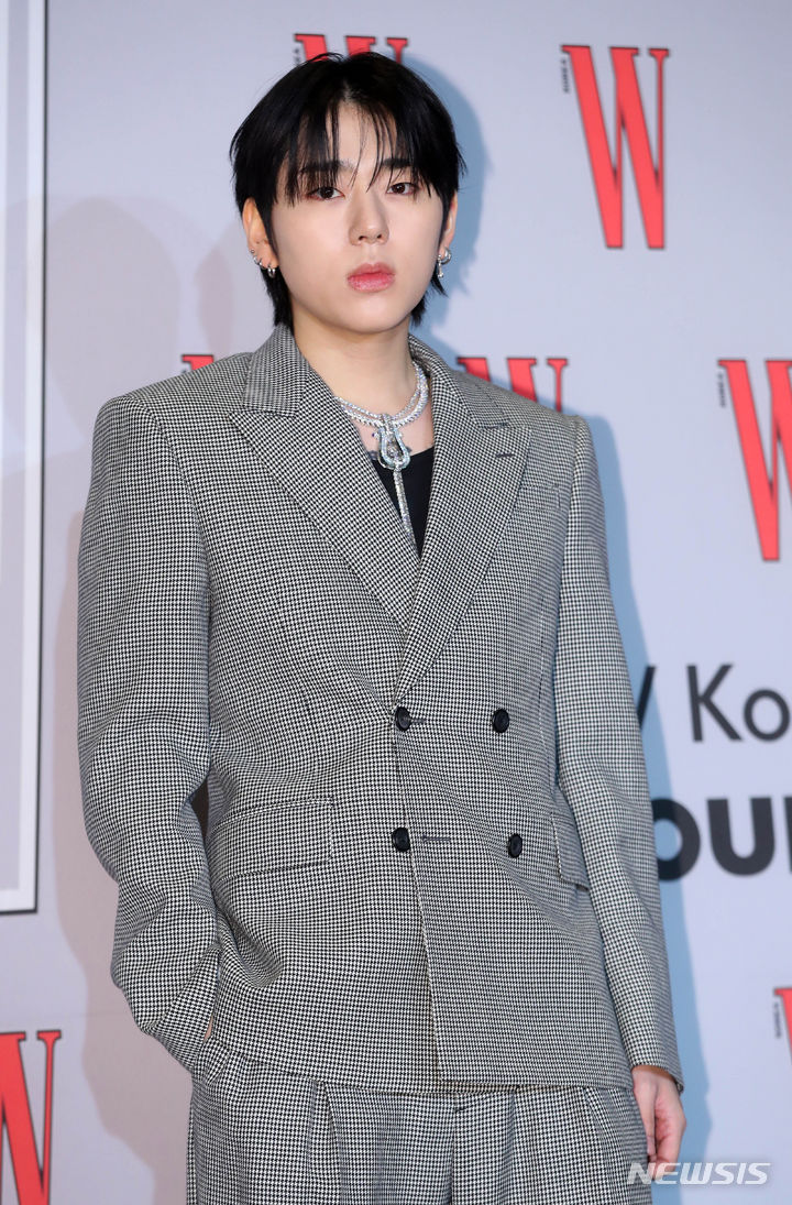 [서울=뉴시스] 김혜진 기자 = 가수 지코가 24일 오후 서울 종로구 포시즌스호텔에서 열린 W korea 유방암 인식 향상 캠페인 18주년 기념 행사에서 포즈를 취하고 있다. 2023.11.24. jini@newsis.com