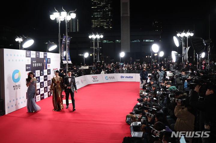 [서울=뉴시스] 권창회 기자 = 배우 김혜수와 유연석이 24일 오후 서울 여의도 KBS홀에서 열린 제 44회 청룡영화상에서 레드카펫을 밟고 있다. 2023.11.24. kch0523@newsis.com