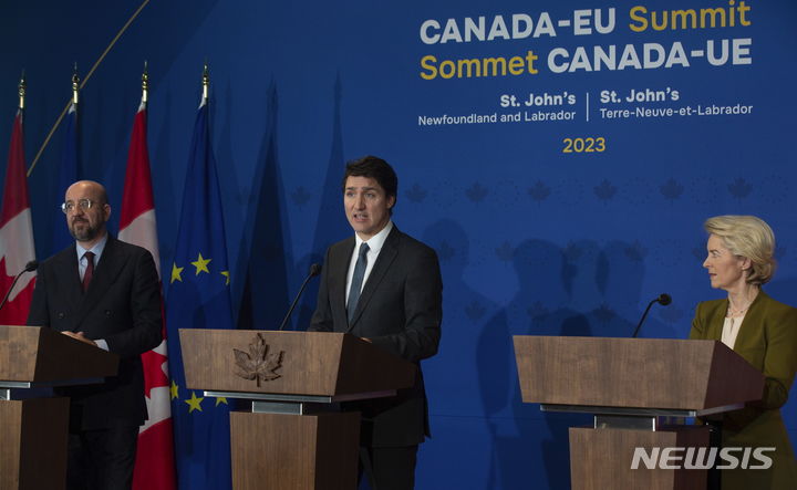 [세인트존스=AP/뉴시스]왼쪽부터 샤를 미셸 유럽연합(EU) 정상회의 상임의장, 쥐스탱 트뤼도 캐나다 총리, 우르술라 폰 데어 라이옌 EU 집행위원장이 24일(현지시간) 정상회담을 마치고 공동기자회견을 하고 있다. 2023.11.25.·