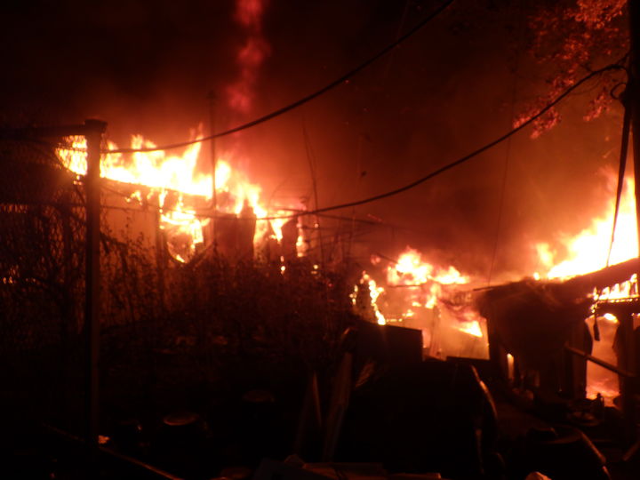 [부산=뉴시스] 24일 오후 부산 금정구의 한 거주용 비닐하우스에서 불이 났다. (사진=부산소방재난본부 제공) *재판매 및 DB 금지