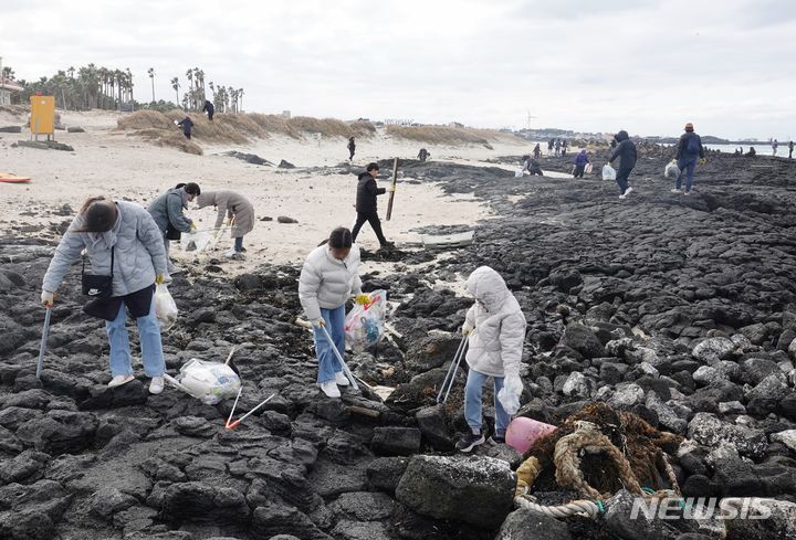 [제주=뉴시스] 오영재 기자 = 제주 협재해수욕장 일대에서 도민과 관광객, 봉사단체 등이 참여한 플로깅 행사가 열리고 있다. (사진=뉴시스DB) oyj4343@newsis.com