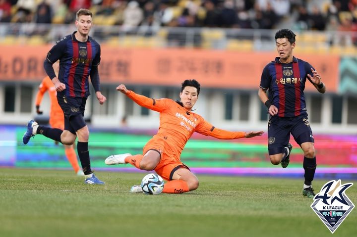 [서울=뉴시스]강원 이정협. 2023.11.25. (사진=한국프로축구연맹 제공) *재판매 및 DB 금지