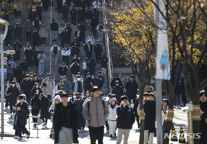 [서울=뉴시스] 정병혁 기자 = 지난달 25일 서울 동작구 중앙대학교에서 열린 2024학년도 수시모집 논술고사를 마친 수험생들이 고사장을 나서는 모습. 2023.12.14. jhope@newsis.com