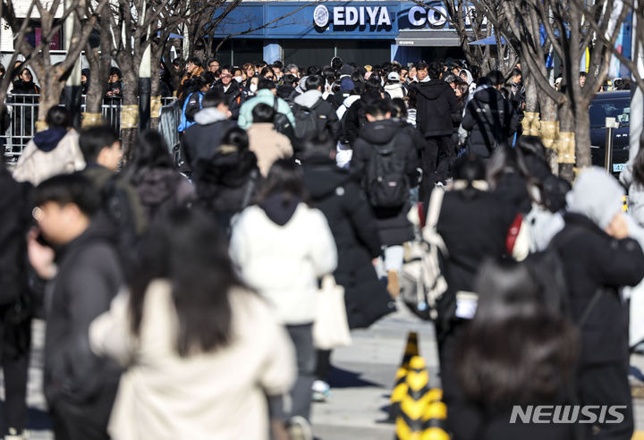 [서울=뉴시스] 정병혁 기자 = 25일 서울 동작구 중앙대학교에서 열린 2024학년도 수시모집 논술고사를 마친 수험생들이 고사장을 나서고 있다. 2023.11.25. jhope@newsis.com