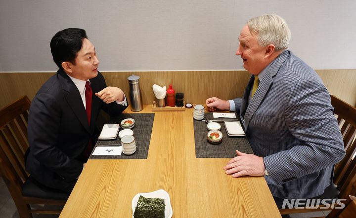 [서울=뉴시스] 김금보 기자 = 인요한 국민의힘 혁신위원장과 원희룡 국토교통부 장관이 25일 서울 영등포구 여의도 한 식당에서 오찬 회동을 하고 있다. (공동취재사진) 2023.11.25. photo@newsis.com