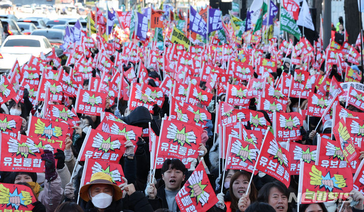 [서울=뉴시스] 전국교직원노동조합 조합원들이 지난해 11월25일 오후 서울 종로구 정부서울청사 앞에서 '졸속 유보통합, 늘봄 저지 3차 전국교사결의대회'에서 구호를 외치고 있다. (사진=뉴시스DB). 2024.06.19. photo@newsis.com