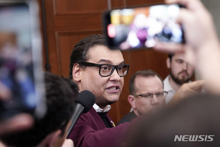 [워싱턴=AP/뉴시스]미 하원 윤리위원회가 선거 자금으로 명품을 사고 보톡스 맞고, 성매매 사이트 구독료를 냈다는 보고서를 낸 호르헤 산토스 공화당 의원. 미 공화당 지도부가 그의 의원직 박탈 결의안이 통과돼 공화당의 하원 우위가 무너질 것을 걱정하고 있다고 미 액시오스(AXIOS)가 28일(현지시간) 보도했다. 2023.11.29. 