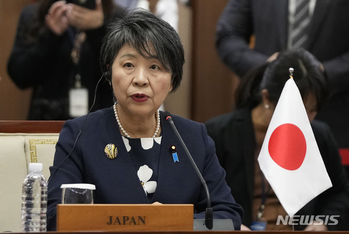 [부산=AP/뉴시스]가미카와 요코(上川陽子) 일본 외무상은 30일 한국 절도단이 훔쳐 국내로 반입했으나, 소유권이 일본에 있다는 판결이 나온 '금동관음보살좌상'과 관련 "불상이 조기에 소유자인 (일본) 간논지(観音寺·관음사)에 반환되도록 한국 정부에 요청해오고 있다"고 밝혔다.사진은 가미카와 외무상이 지난해 11월 26일 한국 부산에서 열린 한중일 3국 외교장관 회의에서 발언하고 있는 모습. 2024.01.30.