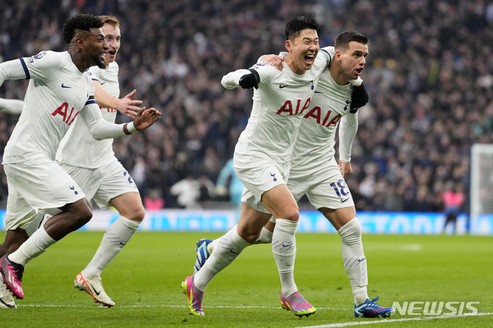 [런던=AP/뉴시스] 잉글랜드 프로축구 프리미어리그(EPL) 토트넘 홋스퍼에서 활약 중인 손흥민(가운데)이 지오바니 로 셀소(오른쪽) 득점을 함께 기뻐하고 있다. 사진은 지난해 11월 리그 13라운드 아스톤 빌라전 당시. 2023. 11. 26.