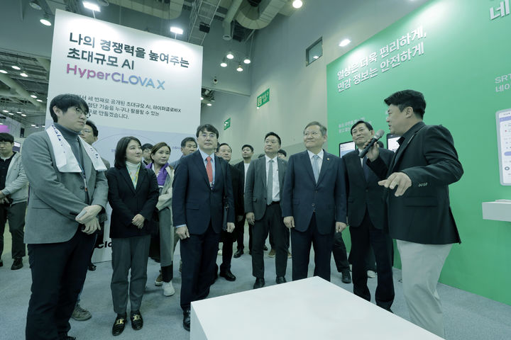 25일 부산 BEXCO에서 진행된 2023 대한민국 정부 박람회에서 네이버 전시공간에 방문한 이상민 행정안전부 장관과 고진 디지털플랫폼 위원장 등 관계자들에게 채선주 대외ESG 정책 대표를 비롯한 네이버 관계자들이 설명하고 있다(사진=네이버 제공)&nbsp; *재판매 및 DB 금지