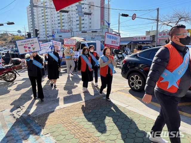 [사천=뉴시스] 차용현 기자 = 경남 사천시 아동위원협의회와 경남서부아동보호전문기관 관계자들이 지난 24일 삼천포종합시장 일원에서 아동학대 예방 캠페인을 실시하고 있다. 2023.11.26.(사진=사천시 제공)photo@newsis.com