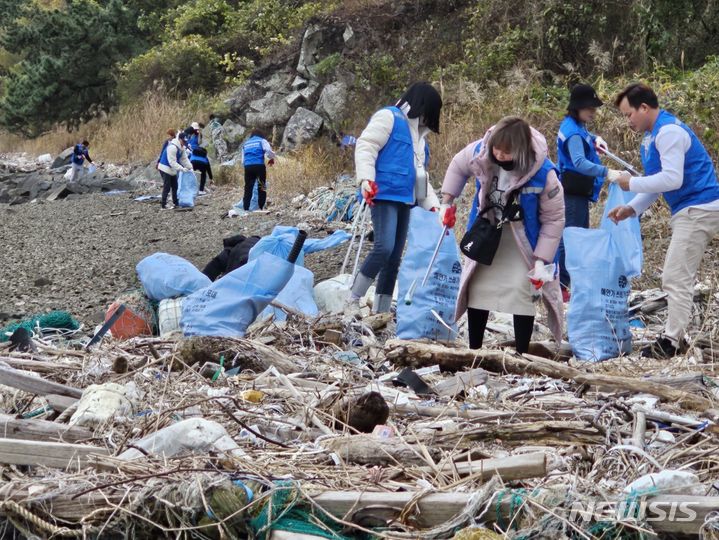 [통영=뉴시스]홍정명 기자=경상남도외국인주민지원센터 소속 외국인주민 봉사단이 26일 통영 어의도 해변에서 해양쓰레기 수거 활동을 하고 있다.(사진=경상남도외국인주민지원센터 제공)2023.11.26. photo@newsis.com