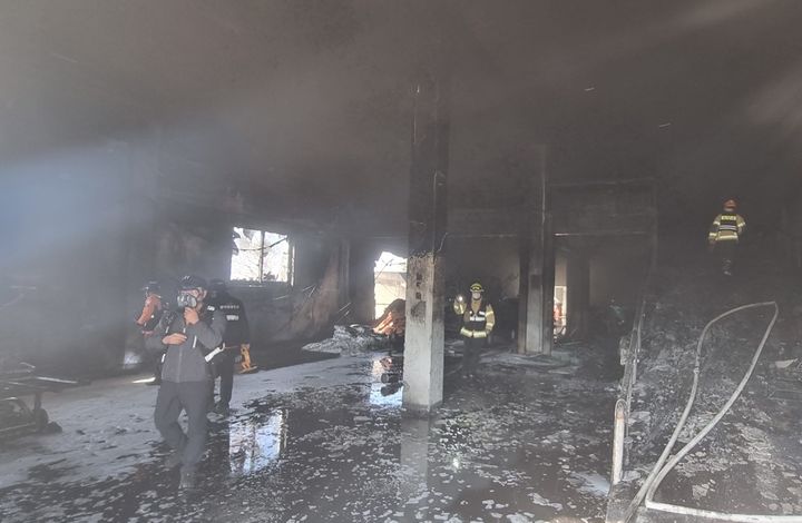 [제주=뉴시스] 26일 오후 제주시 한림읍 한 골프장 관리동 건물에서 불이 나 소방당국이 진화 작업을 벌이고 있다. (사진=제주도소방안전본부 제공) 2023.11.26. photo@newsis.com *재판매 및 DB 금지