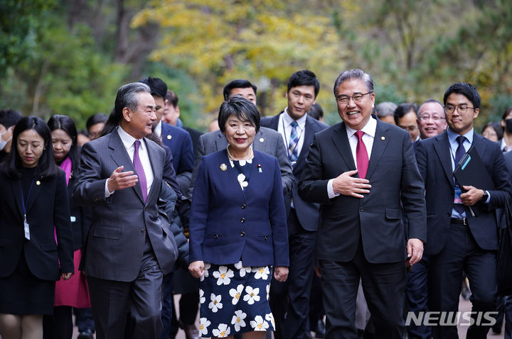 [부산=뉴시스] 박진 외교부 장관과 가미카와 요코 일본 외무상, 왕이 중국 공산당 중앙정치국 위원 겸 외교부장이 26일 부산에서 한일중 3국 외교장관회담 전 산책하고 있다. (사진= 외교부 제공)