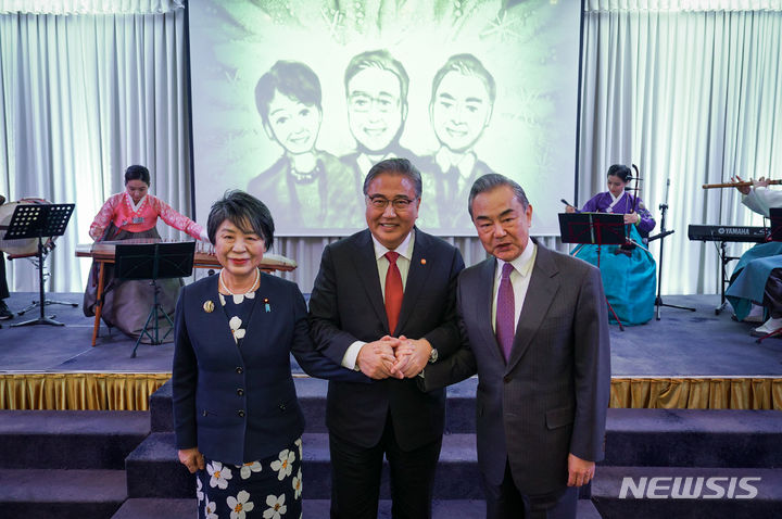 [부산=뉴시스] 박진 외교부 장관과 가미카와 요코 일본 외무상, 왕이 중국 공산당 중앙정치국 위원 겸 외교부장이 26일 부산에서 한일중 3국 외교장관회담 전 오찬 자리를 갖고 있다. (사진= 외교부 제공)