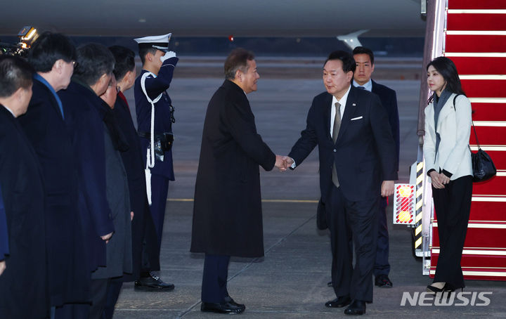 [성남=뉴시스] 전신 기자 = 5박7일간의 영국·프랑스 순방을 마치고 귀국한 윤석열 대통령이 26일 경기도 성남 서울공항에 도착해 마중 나온 이상민 행정안전부 장관과 인사하고 있다. 2023.11.26. photo1006@newsis.com