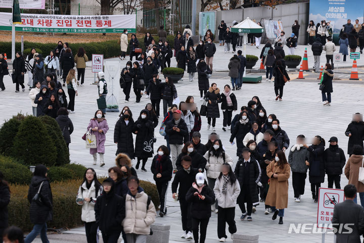 [서울=뉴시스] 고승민 기자 = 지난달 26일 서울 이화여자대학교에서 열린 2024학년도 수시모집 논술고사를 찾은 수험생들이 고사장으로 향하는 모습. 2023.12.17. kkssmm99@newsis.com