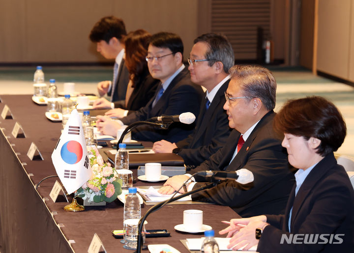 [부산=뉴시스] 하경민 기자 = 박진 외교부 장관이 26일 부산 해운대구 시그니엘 부산에서 가미카와 요코 일본 외무상과 회담을 갖고 있다. 2023.11.26. yulnetphoto@newsis.com