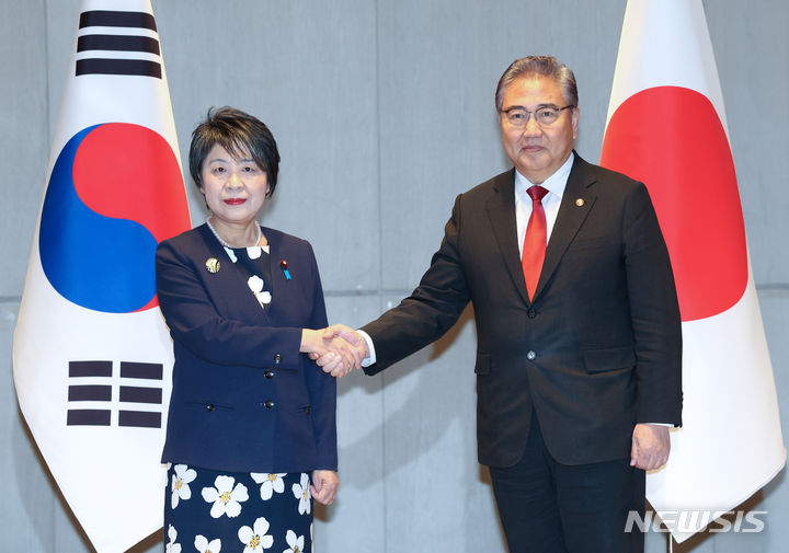 [부산=뉴시스] 하경민 기자 = 박진 외교부 장관이 26일 부산 해운대구 시그니엘 부산에서 가미카와 요코 일본 외무상과 회담을 갖기에 앞서 악수하고 있다. (공동취재) 2023.11.26. photo@newsis.com