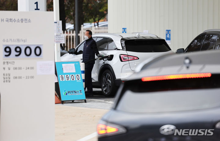 [서울=뉴시스] 김근수 기자 = 서울 영등포구 여의도 국회수소충전소에 차량들이 충전을 하기위해 대기하고 있는 모습. (기사와는 직접적 관련이 없습니다) ks@newsis.com