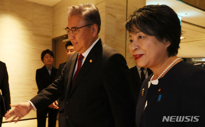 [부산=뉴시스] 하경민 기자 = 박진 외교부 장관이 26일 부산 해운대구 시그니엘 부산에서 가미카와 요코 일본 외무상과 회담을 갖기 위해 함께 행사장으로 들어가고 있다. (공동취재) 2023.11.26. photo@newsis.com