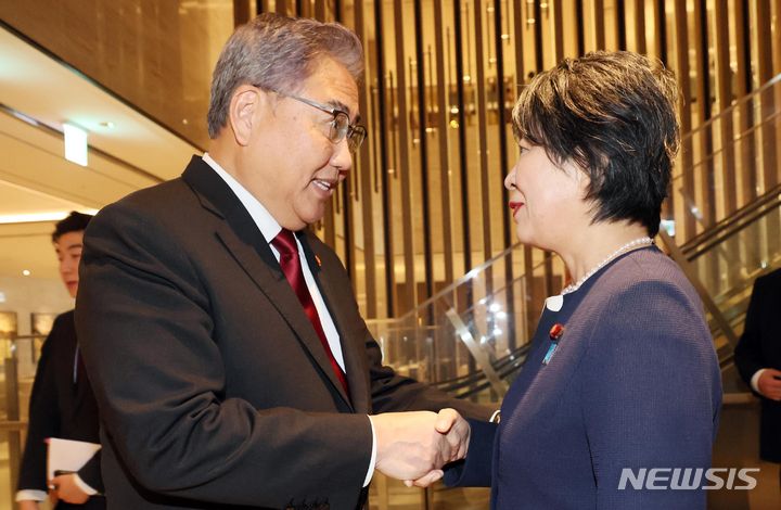 [부산=뉴시스] 하경민 기자 = 박진 외교부 장관이 26일 부산 해운대구 시그니엘 부산에서 회담을 앞둔 가미카와 요코 일본 외무상을 맞이하고 있다. (공동취재) 2023.11.26. photo@newsis.com