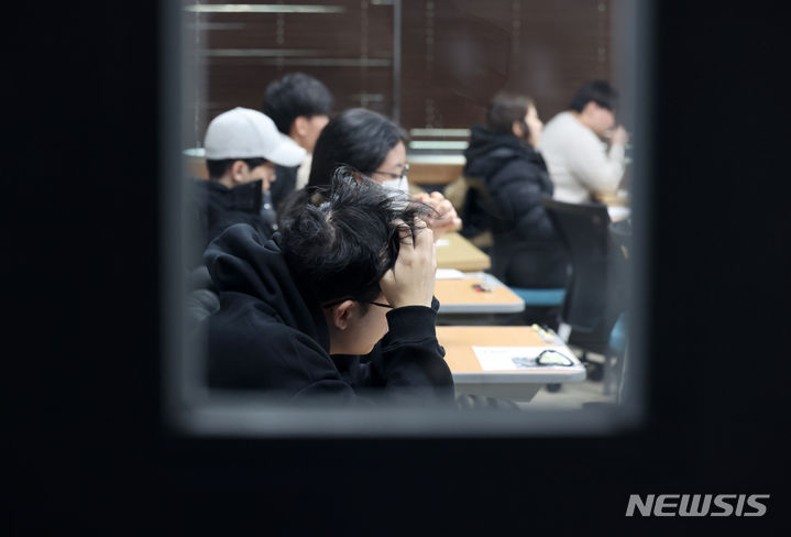 [서울=뉴시스] 조성우 기자 = 26일 오전 서울 동대문구 한국외국어대학교에서 수험생들이 2024학년도 수시모집 논술고사 시작을 기다리고 있다. 2023.11.26. xconfind@newsis.com