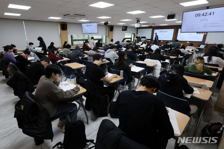 [서울=뉴시스] 조성우 기자 = 26일 오전 서울 동대문구 한국외국어대학교에서 수험생들이 2024학년도 수시모집 논술고사 시작을 기다리고 있다. 2023.11.26. xconfind@newsis.com