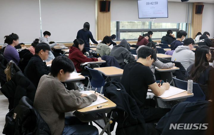 [서울=뉴시스] 조성우 기자 = 26일 오전 서울 동대문구 한국외국어대학교에서 수험생들이 2024학년도 수시모집 논술고사 시작을 기다리고 있다. 2023.11.26. xconfind@newsis.com