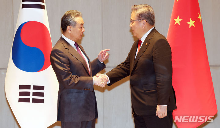 [부산=뉴시스] 하경민 기자 = 박진 외교부 장관이 26일 부산 해운대구 시그니엘부산 호텔에서 왕이 중국공산당 중앙외사공작위원회 판공실 주임 겸 외교부장과 회담을 갖기에 앞서 악수하고 있다. (공동취재) 2023.11.26. photo@newsis.com