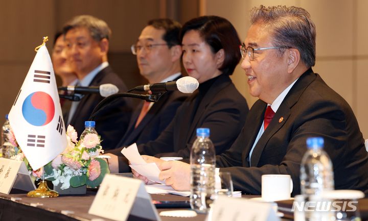 [부산=뉴시스] 하경민 기자 = 박진 외교부 장관이 26일 부산 해운대구 시그니엘부산 호텔에서 왕이 중국공산당 중앙외사공작위원회 판공실 주임 겸 외교부장과 회담을 갖고 있다. (공동취재) 2023.11.26. photo@newsis.com