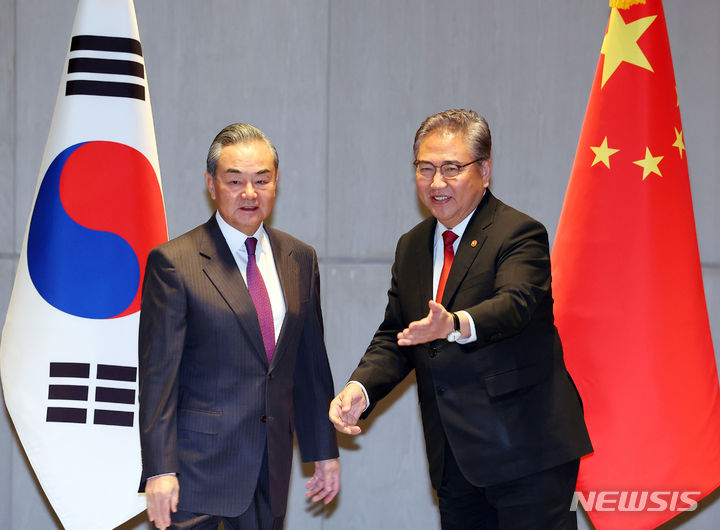 [부산=뉴시스] 대만 외교부는 박진 외교장관이 부산에서 왕이 공산당 중앙정치국 위원 겸 외교부장과의 회담에서 ‘무력으로 대만해 현상을 변경하려는 시도를 반대한다’는 입장을 재확인했다며 감사의 뜻을 표명했다. 사진은 박진 외교부 장관이 26일 부산 해운대구 시그니엘부산 호텔에서 왕이 중국공산당 중앙외사공작위원회 판공실 주임 겸 외교부장과 회담을 갖기에 앞서 악수한 뒤 자리를 안내하는 모습. 2023.11.27