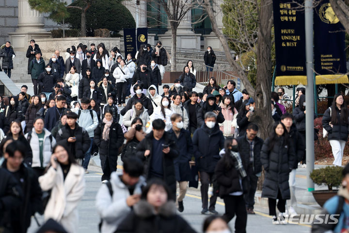 [서울=뉴시스] 지난해 11월26일 오전 서울 동대문구 한국외국어대학교에서 2024학년도 수시모집 논술고사를 마친 수험생들이 고사장을 나서고 있다. (사진=뉴시스DB). 2024.07.05. photo@newsis.com