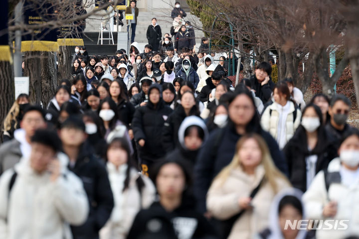 [서울=뉴시스] 조성우 기자 = 지난달 26일 오전 서울 동대문구 한국외국어대학교에서 2024학년도 수시모집 논술고사를 마친 수험생들이 고사장을 나서고 있다. 2023.12.27. xconfind@newsis.com