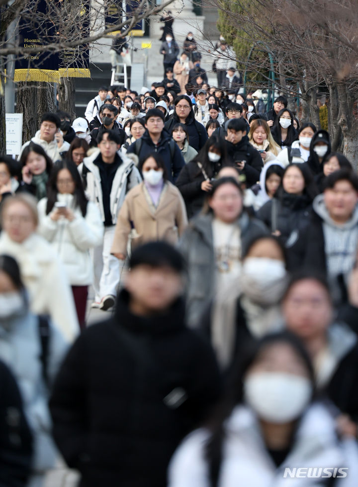 [서울=뉴시스] 조성우 기자 = 26일 오전 서울 동대문구 한국외국어대학교에서 2024학년도 수시모집 논술고사를 마친 수험생들이 고사장을 나서고 있다. 2023.11.26. xconfind@newsis.com