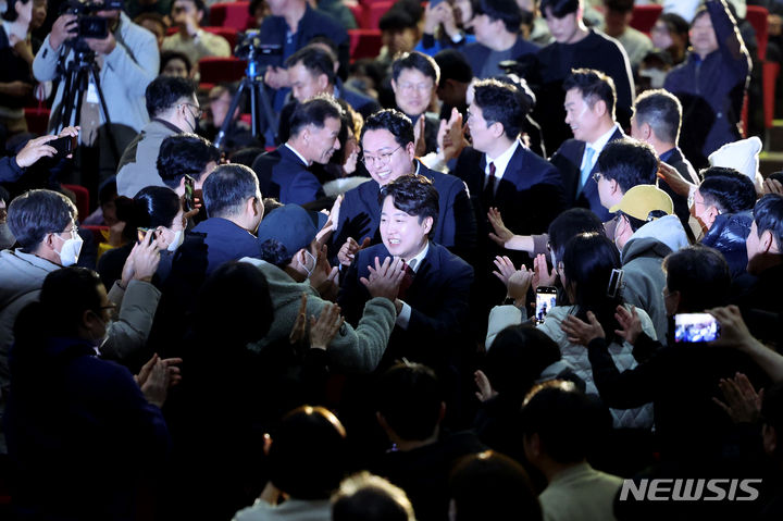 대구 시민들과 인사하며 입장하는 이준석 전 대표.  [대구=뉴시스] 이무열 기자 = 이준석 전 국민의힘 대표가 지난달 26일 대구 북구 엑스코 오디토리움에서 열린 ‘더 나은 미래를 향한 우리의 고민’ 토크콘서트에 입장하며 시민들과 인사하고 있다. 2023.11.26. lmy@newsis.com