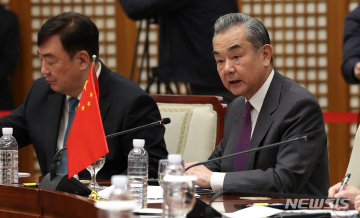 [부산=뉴시스] 하경민 기자 = 26일 부산 해운대구 APEC누리마루하우스에서 열린 제10차 한일중 3국 외교장관 회의에 참석한 왕이 중국 공산당 중앙외사공작위원회 판공실 주임 겸 외교부장이 발언을 하고 있다. (공동취재) 2023.11.26. photo@newsis.com