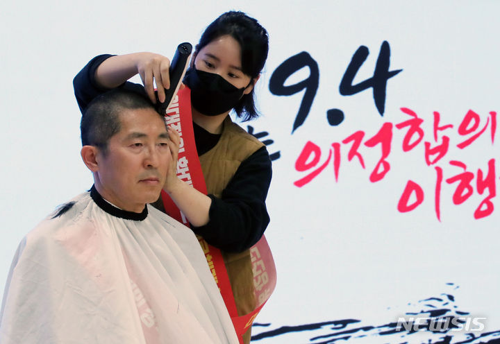[서울=뉴시스] 조성우 기자 = 이필수 대한의사협회장이 26일 오후 서울 용산구 대한의사협회 회관에서 열린 의대 정원 확대 대응 방안 논의를 위한 전국의사대표자 및 확대임원 연석회의에서 삭발하고 있다. (공동취재) 2023.11.26. photo@newsis.com