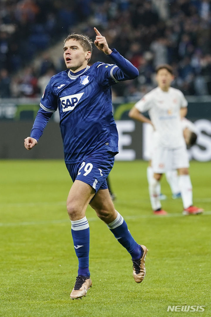 [진스하임=AP/뉴시스]득점 후 기뻐하는 호펜하임 로베르트 스코우를 바라보는 이재성(오른쪽). 2023.11.27. 