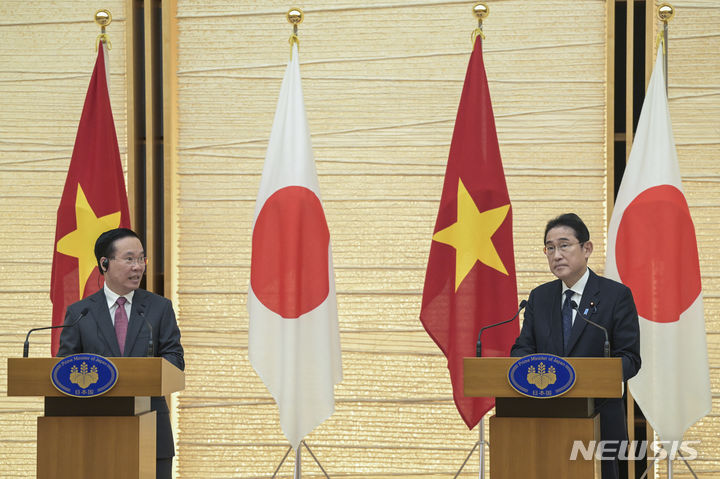 [도쿄=AP/뉴시스] 기시다 후미오(오른쪽) 일본 총리와 보 반 트엉 베트남 국가주석이 27일 도쿄 총리관저에서 정상회담 후 공동 기자회견을 하고 있다. 2023.11.27.