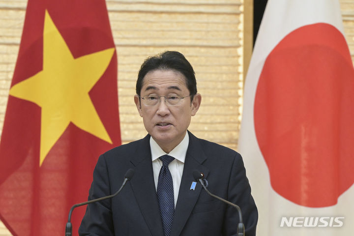 [도쿄=AP/뉴시스]기시다 후미오(岸田文雄) 일본 총리가 30일 제28차 유엔기후변화협약 당사국총회(COP28) 참석 차 아랍에미리트(UAE) 두바이로 출발할 예정이다. 사진은 기시다 총리가 지난 27일 도쿄 총리 관저에서 방일한 보 반 트엉 베트남 국가주석과 회담 후 공동 기자회견을 가지고 있는 모습. 2023.11.30.