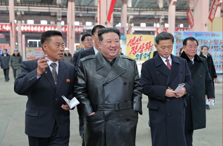 [서울=뉴시스] 김정은 북한 국무위원장이 26일 룡성기계련합기업소를 현지지도 했다고 27일 노동신문은 보도했다. 2023.11.27. (사진=노동신문 캡처) *재판매 및 DB 금지