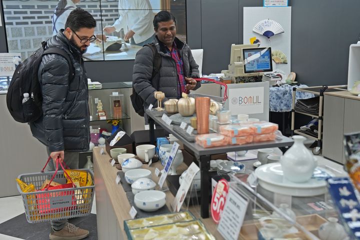 서울시 중구에 위치한 보물에서 기념품을 보고있는 해외관광객들의 모습.(사진=롯데마트 제공) *재판매 및 DB 금지