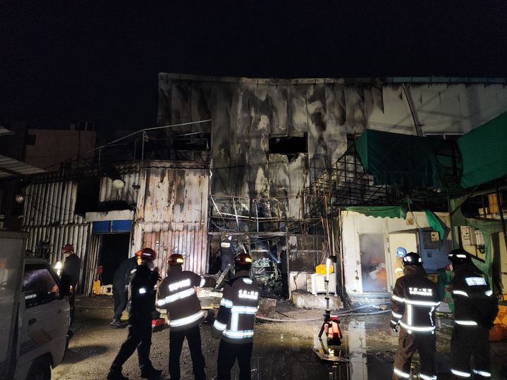 [부산=뉴시스] 26일 오후 부산 북구의 한 축산물 도매시장 인근 상가 창고에서 불이 났다. (사진=부산소방재난본부 제공) *재판매 및 DB 금지