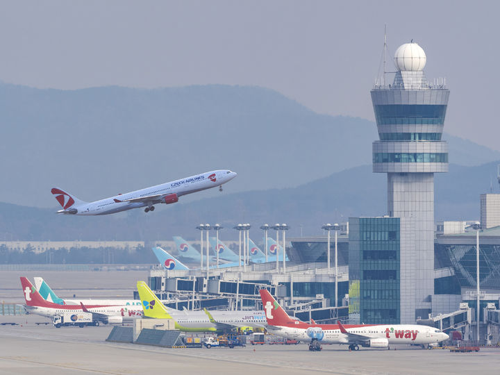 [인천공항=뉴시스] 인천국제공항에서 항공기가 이륙을 하고 있다. 2024.08.04. (사진=인천공항공사 제공) photo@newsis.com *재판매 및 DB 금지