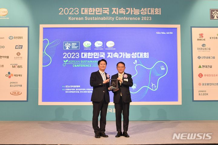 [서울=뉴시스]삼성서울병원은 지난 24일 서울 소공동 롯데호텔에서 개최된 '2023대한민국 지속가능성 대회'에서 종합병원 최초로 '대한민국 지속가능성지수(KSI)'와 '지속가능성보고서상(KRCA)' 등 2개 부문을 수상했다고 27일 밝혔다. (사진= 삼성서울병원 제공) 2023.11.27. photo@newsis.com. 